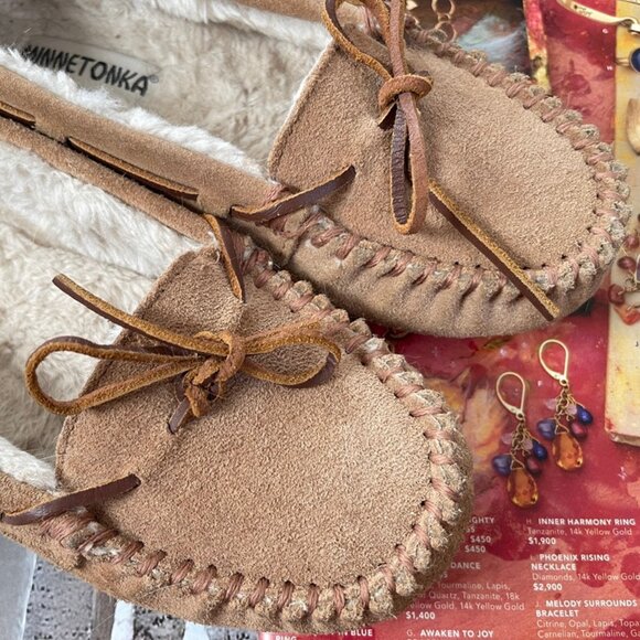 MINNETONKA Women's Sheepskin Rubber Sole Slippers: Size 9; EXCELLENT CONDITION - Picture 3 of 9